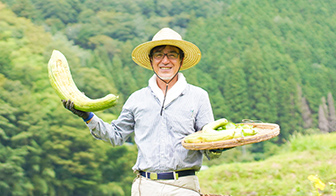 原料は自社農場でスタッフ自ら土作りから