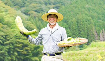 原料は自社農場でスタッフ自ら土作りから